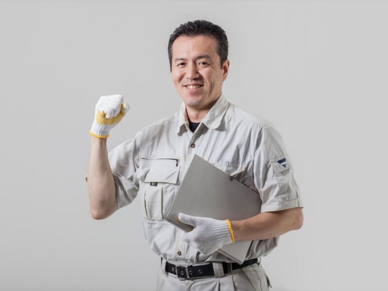 ポーズを決める作業服の男性_R